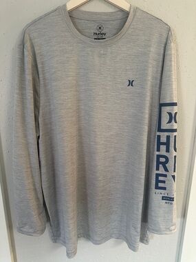 Hurley Men's Light Gray Long Sleeve Tee with Navy Sleeve Graphics